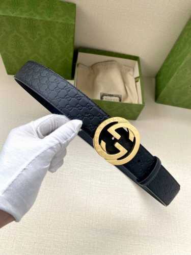 特P190 宽度4.0Cm Gucci 互扣式双G带扣腰带，采用热压印技术的Gucci Signature蓝色皮革精制而成，触感厚实，印花图案清晰分明。