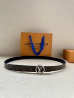 特 2.0宽 本款 Lv Iconic 双面腰带新款 搭配标志性 Iconic 搭扣，无论展现 Monogram Reverse 帆布或素雅牛皮革，均可为挚爱造