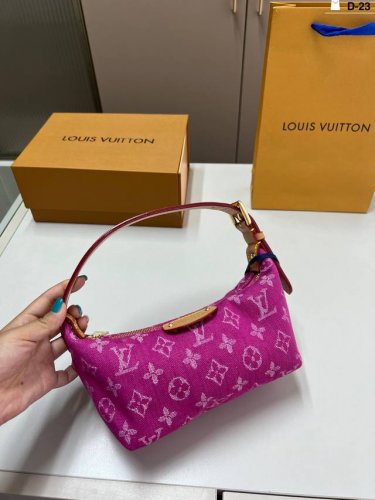 Lv新款饭盒包 跟上这波风潮 复古才是真正上头的！ Lv 新款 牛仔 饭盒包！ D-23尺寸20×10折叠盒