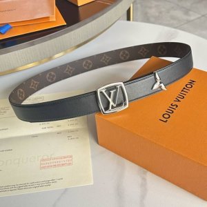特 寬：30Mm 驢家秋季最新品 特別限定女士腰帶 寬度3Cm 雙面可用 最新定制面料，進口小牛皮底，搭配精緻小四方掛扣和三葉草包頭五金。