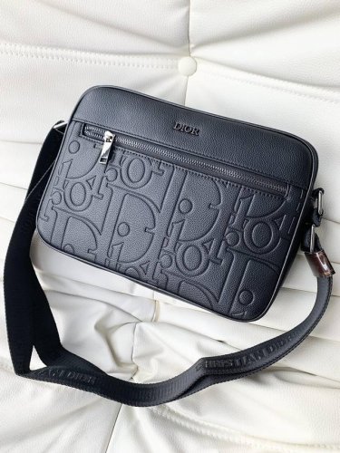 专柜正品有售 顶级原版质量 Dior男士斜挎包尺寸：27-19-7Cm原厂出品，必定精品重金打版复刻原版头层荔枝纹小牛皮复刻皮质柔软定制专柜原版五金完美工艺拒绝