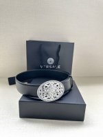 宽度：4.0Cm 范思哲 此款椭圆五金配件、腰带饰有标志性的Versace美杜莎头像扣，彰显品牌格调。是一款精美的衣橱必备单品。 DDD