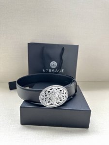 宽度：4.0Cm 范思哲 此款椭圆五金配件、腰带饰有标志性的Versace美杜莎头像扣，彰显品牌格调。是一款精美的衣橱必备单品。 DDD