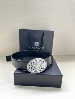 宽度：4.0Cm 范思哲 此款椭圆五金配件、腰带饰有标志性的Versace美杜莎头像扣，彰显品牌格调。是一款精美的衣橱必备单品。 DDD