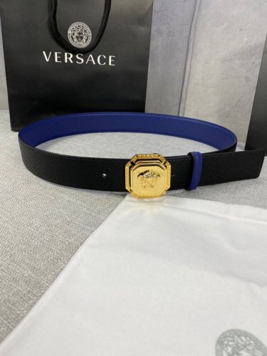 宽度：4.0Cm 范思哲 两面荔枝纹腰带饰有标志性的Versace美杜莎头像扣，彰显品牌格调。是一款精美的衣橱必备单品。