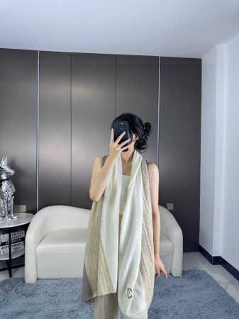 上新！ 年香奈儿专柜新款围巾 妥妥的女主风，保暖又时尚，可当围巾，可当披肩！美翻了[流泪]御用殿堂级极品新款专柜在售 羊绒时尚针织毛线 26支水溶羊绒针织围巾加 - 点击图像关闭