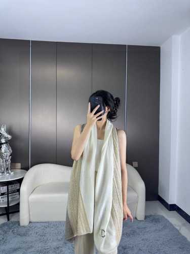 上新！ 年香奈儿专柜新款围巾 妥妥的女主风，保暖又时尚，可当围巾，可当披肩！美翻了[流泪]御用殿堂级极品新款专柜在售 羊绒时尚针织毛线 26支水溶羊绒针织围巾加