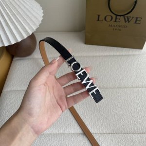 特 罗意威新款光滑牛皮革腰带，饰以金属Loewe标志，宽1.5Cm，五孔调节。颜色：黑色