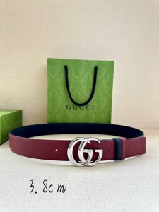 宽度4.0Cm Gucci系列，品牌标志性的双G原单钢扣标识经重新诠释后，以光彩夺目的金色调呈现在这款手掌纹腰带上。