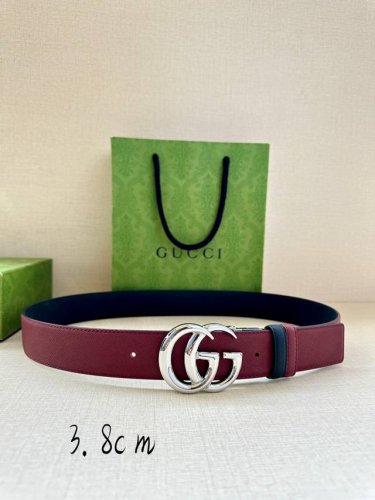 宽度4.0Cm Gucci系列，品牌标志性的双G原单钢扣标识经重新诠释后，以光彩夺目的金色调呈现在这款手掌纹腰带上。