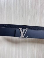 当季新款到货，4.0一面小牛皮球球纹压花，一面小牛皮平纹皮，精品扣实物实拍，官网同步，滴胶黑。布纹扣。