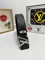 品名：Lv..路易..威登 材质：原单牛皮腰带 百分百头层牛皮腰带保证真皮，24K纯钢扣，专柜原单品质、做工精细，时尚大牌，送人自用首选 包装： 请认准如图专柜