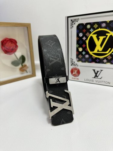 品名：Lv..路易..威登 材质：原单牛皮腰带 百分百头层牛皮腰带保证真皮，24K纯钢扣，专柜原单品质、做工精细，时尚大牌，送人自用首选 包装： 请认准如图专柜