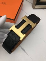 爱玛仕：原单头层牛皮荔枝皮纹，内衬头层卡其平纹牛皮底，营造织纹外观。饰以标志原单扣。专柜宽度4.0