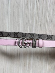 2025秋冬系列焕新演绎富有辨识度的Gg Marmont系列。这款双面窄版腰带采用Gg印花压纹皮革与皮革材质匠心打造，缀饰双G搭扣。 商品细节 一面为粉色Gg印