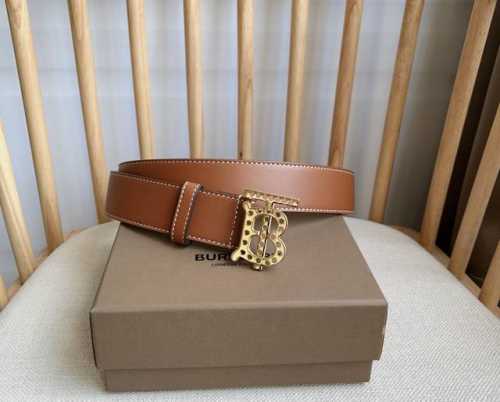 Burberry 巴宝莉专柜同步上新搭配冲孔镀钯金专属标识造型的饰牌搭扣 精选光滑皮革制成 宽:3.5Cm 精致优雅 简单大方