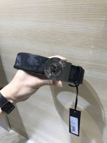 范思哲～专柜同款、实拍专柜官网，支持Nfc尺寸:38Mm，原版立体人头扣 美人头，极富设计美感 ，采用原版织物面料提花配制小牛皮，清晰美观，皮质软，手感舒适，档