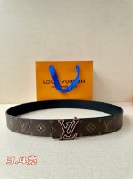 3.4宽 Lv 双面腰带以原版皮革塑造摩登设计，可为商务或休闲造型注入典雅魅力。三色搭扣援引品牌经典行李箱元素 皮革 金属件