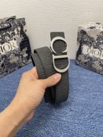 特 这款 35 毫米双面腰带结合典雅气质与摩登风范。 一面采用黑色 Dior Gravity 印花效果皮革，以牛皮革融合压花工艺，演绎经典的 Oblique 印