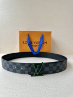 4.0宽 此款双面腰带以标志性的 Lv Initiales 搭扣搭配全新 Monogram Eclipse 帆布。展现细腻的品牌特质，此款腰带是路易威登皮具与鞋