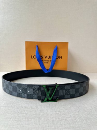 4.0宽 此款双面腰带以标志性的 Lv Initiales 搭扣搭配全新 Monogram Eclipse 帆布。展现细腻的品牌特质，此款腰带是路易威登皮具与鞋