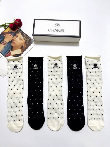 配包装 一盒5 双 Chanel 香奈儿 经典山茶花刺绣 Logo纯棉 中筒袜 Ins超火爆红人同款，精美 面料，潮人必备 ，经典配色 个性时尚百搭款，你值得拥