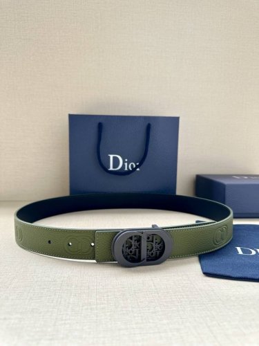 特 Dior 这款 35毫米双面腰带结合典雅气质与摩登风范。一面则采用迪奥灰粒面牛皮革，另一面则采用同色调压花 Cd Icon 标志。长度可调节，可搭配各式 3