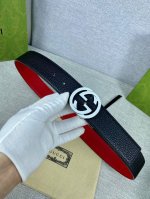 宽度4.0Cm Gucci 互扣式双G带旋转扣，源自品牌现代风格典藏设计，经过重新诠释而别具新意。呈现于纤细的进口两面用腰带之上。