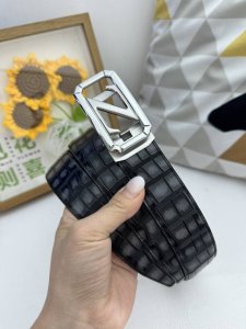 品名：杰尼亚 原单 自动带 材质：原单牛皮腰带 百分百头层牛皮腰带保证真皮，24K纯钢扣，专柜原单品质、做工精细，时尚大牌，送人自用首选 包装： 请认准如图专柜
