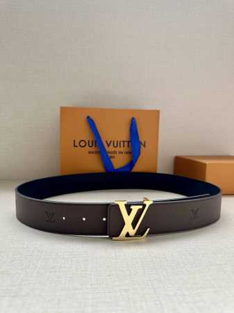 4.0宽 本款 Lv Initiales Blason 40 毫米双面腰带诠释创意总监 Pharrell Williams 对品牌传统与摩登风尚的热忱。柔软皮革 - 点击图像关闭