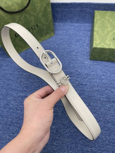 品牌 古驰 Gucci 描述 采用高级gucci Signature真皮精制而成，触感厚实，饰以双g商标带扣。腰带为意大利尺寸，请在购买前参阅腰带尺寸指南. 原