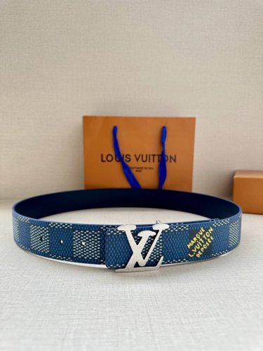 特 4.0宽 本款 Lv Initials 双面腰带凝聚 Pharrell Williams 对典藏设计的灵感探索，通过焕新 Damier 图案和 Marque