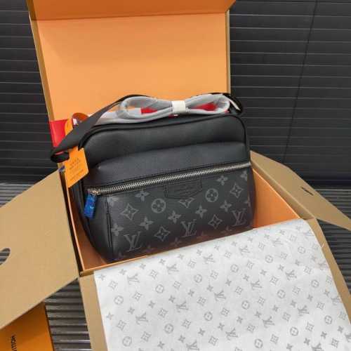 Louisvuitton 路易威登 Lv Outdoor 黑武士邮差包 男女通用单肩斜挎包 经典百搭 实物拍摄 原厂原版面料 配送防尘袋 飞机礼盒 25 X 1