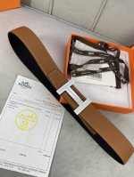 专柜同步 Hermes 爱马仕，专柜同款，3.8Cm宽，带身采用进口头层Togo牛皮，Boxer牛皮衬里，配经典平角单排施华洛奇钻扣 工艺配件，可双面使用，顶级