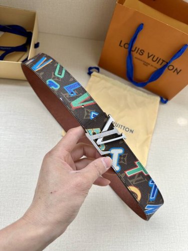 Lv皮带与nba联名合作款 宽度40Cm 全新帆布配有彩色nba字样 衬托与颜色相呼应小牛皮 搭配精密新款搭扣 更多细节请看实拍图