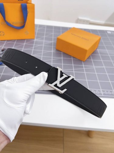 特 寬度：35Mm Lv S-Lock系列 宽度3.5Cm 精致的字母搭扣 搭配品牌專用小牛皮压logo标识 双面用