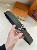 特 奢华款现代 Taurillon 皮革，饰以雅致大方的标志性 Lv 首字母。柔软结实的皮带，可搭配从礼服到休闲装各种服饰