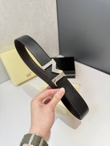 万～宝龙 Mont～Blanc 自动平滑扣腰带是奢侈品牌万宝龙的经典配饰之一，以其精致的设计、高品质的材料和卓越的工艺著称。万宝龙腰带通常适合商务、正式场合或日