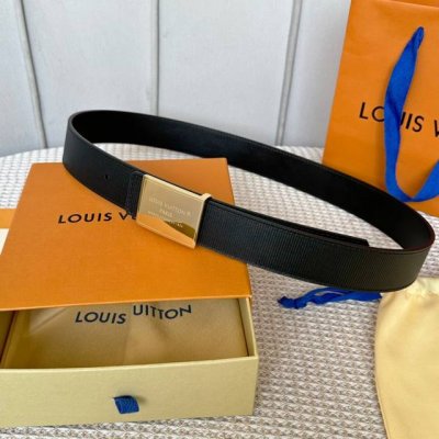 特 寬度：35Mm Lv S-Lock系列 宽度3.5Cm 精致的字母板搭扣 搭配品牌專用小牛皮压横纹标识 双面用