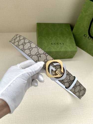 宽度4.0 Cm Gucci Gg Marmont系列每一季都会推陈出新，为灵感源于70年代的标志性Gg配件注入现代精髓。这款Gg Supreme帆布腰带反面采