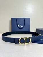 特P170 Dior 这款双面腰带结合典雅气质与摩登风范。双面均采用粒面牛皮革精心制作，一面为黑色，另一面为海军蓝色。可搭配各式 35 毫米腰带扣，更添精致，打