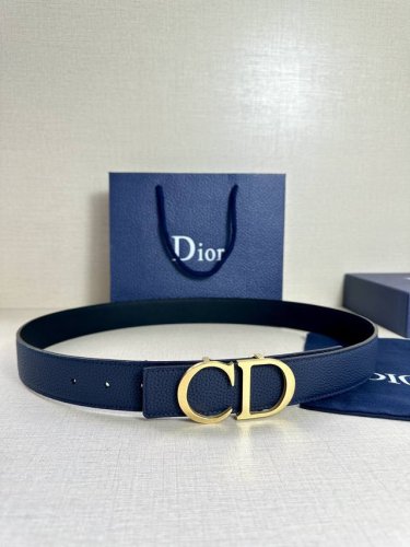 特P170 Dior 这款双面腰带结合典雅气质与摩登风范。双面均采用粒面牛皮革精心制作，一面为黑色，另一面为海军蓝色。可搭配各式 35 毫米腰带扣，更添精致，打