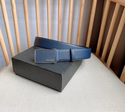 Prada 普拉达 专柜最新款 这款腰带以Saffiano皮革制成具有优雅精致的细节 带扣上饰有刻字徽标 打造个性造型 宽3.5