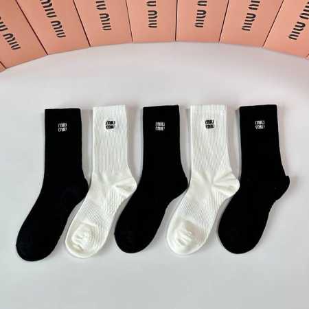 特 配包装 Miumiu 缪缪 新款刺绣中长款堆堆袜袜子！一盒五双， 专柜同步筒款袜子，大牌出街，潮人必备超好搭 - 点击图像关闭