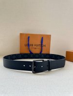 4.0宽 Citizen 双面腰带以 Monogram Eclipse 帆布和 Taurillon 皮革成就两式风尚，再以耀目针式搭扣俊朗格调，可轻松融入各式造