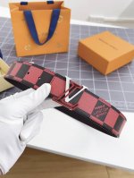 特 寬：40Mm 驢家新品 驢家出品 男士新品腰帶 皮帶面飾有迷彩格子紋圖案 搭配墨綠色小牛皮底 全新掛扣五金搭扣 雙面可用 以一當二