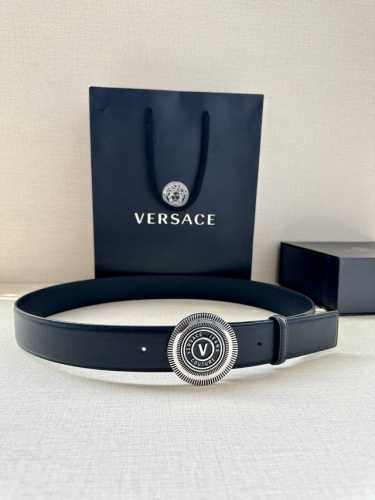 特 宽度3.8Cm Versace Jeans Couture 牛皮革V-Emblem板扣式皮带、饰有La Greca彰显个性设计。该铆钉腰带饰有La Grec