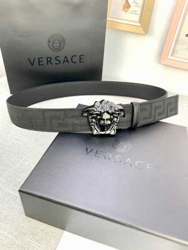 宽度：4.0Cm 范思哲 此款帆布回纹皮底 腰带饰有标志性的Versace美杜莎头像扣，彰显品牌格调。是一款精美的衣橱必备单品。