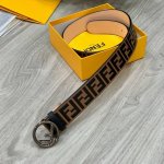 Fendl 宽40Mm 标志造型宽皮带。钉扣式带扣。棕色小牛皮制成。印有浮雕手绘黑色与棕色 Ff 图案。镀金表面金属制品，品质保证。