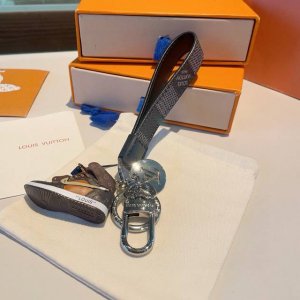 Lv经典老花棋格钥匙扣 钥匙扣联名Nike迷你鞋子挂件时尚个性！车钥匙挂件 包包挂件配饰 Monogram 帆布不仅精美，而且经久耐用， 是 Dragonne